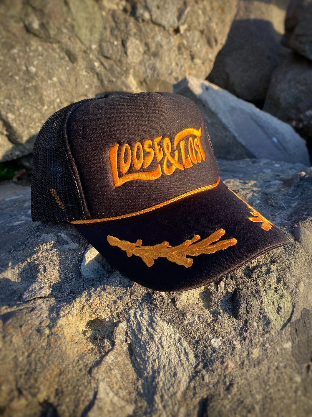 Loose & Lost foam top notch trucker black/gold